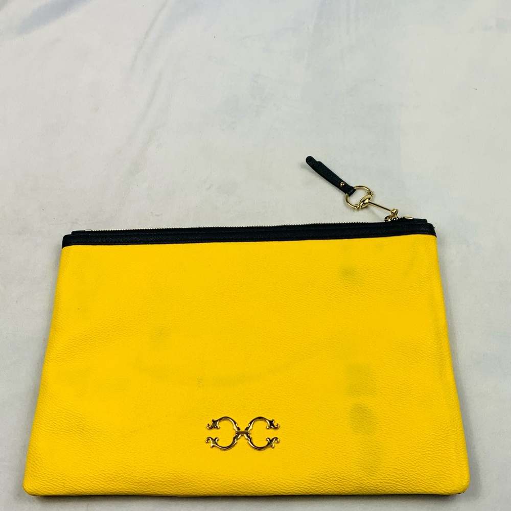 C. Wonder giraffe clutch